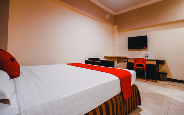 Reddoorz Plus near Makassar Town Square