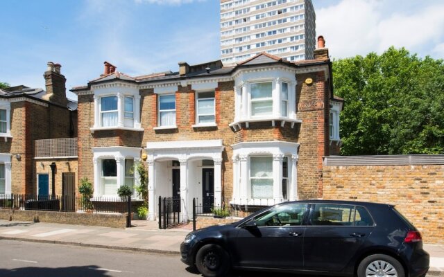 Fashionable 3br Family Home In Battersea