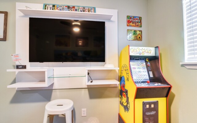 Hot Tub & Yard: Jimmy Buffet-themed Galveston Home