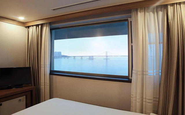 Dawn Beach Hotel