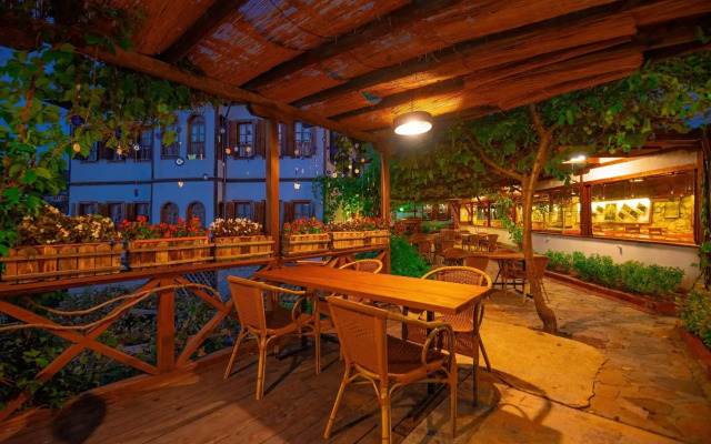 Cesmeli Konak Garden