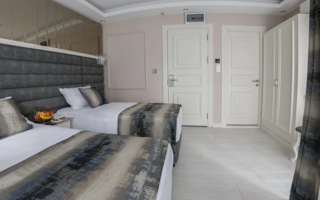 Отель Crowned Hotel