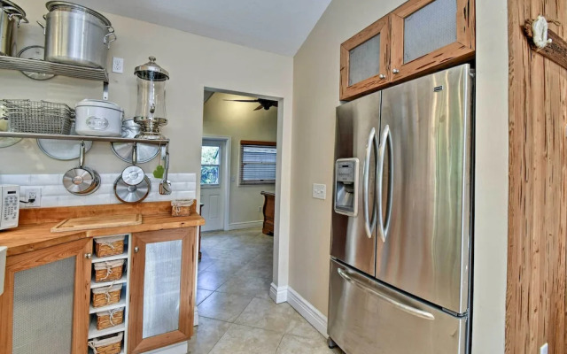 Sarasota Bungalow w/ Pergola, Garden & Waterfalls!