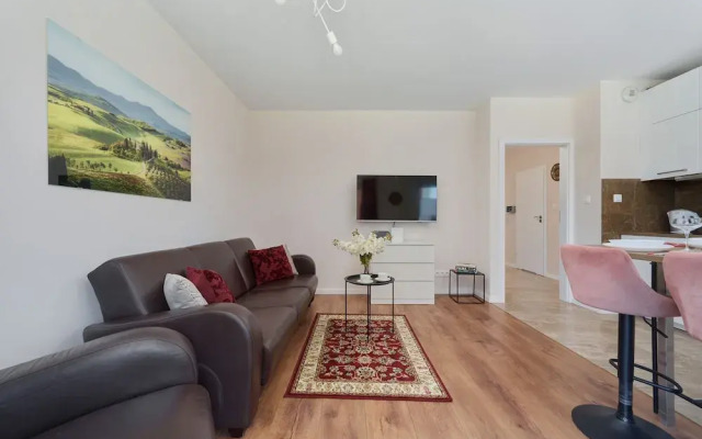 Opoczynska Apartment by Renters