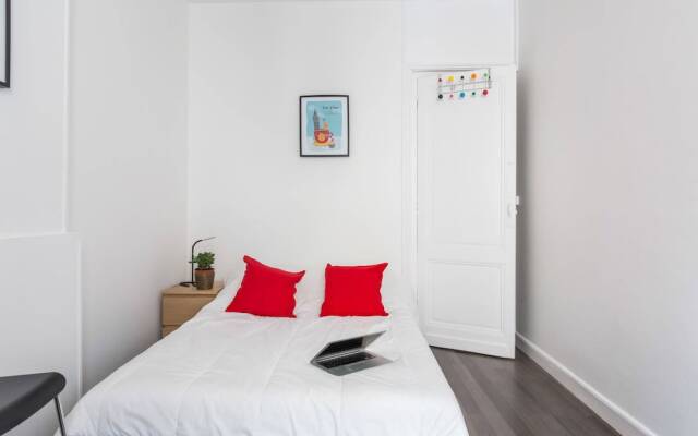 Homely Apartment Near Place de la Victoire