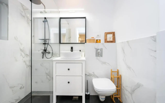 Bright 2BR Flat - Top Location - Green Views