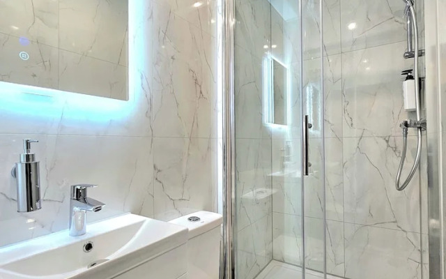 Modern Gem with free parking