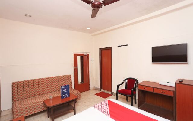 OYO 11930 The Jumbo Stay