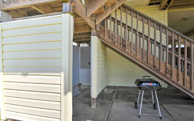 Beachfront Getaway w/ Deck & Views in Galveston