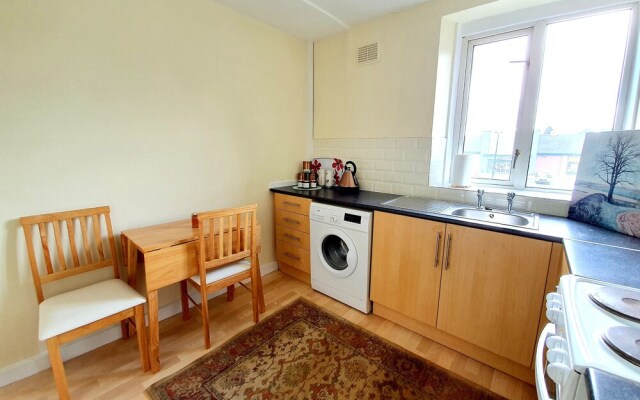 Bright Airy Home With Free Parking