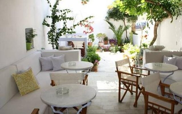 Sanoudos Hotel