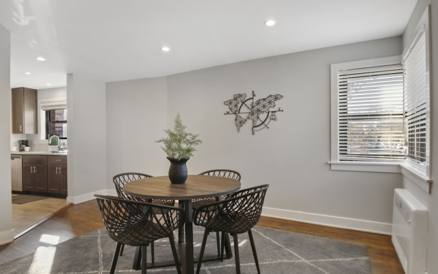 2BR Rogers Park Apt in Sheridan