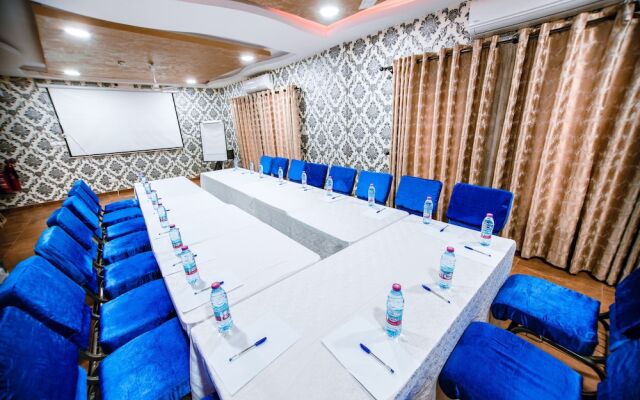 Plus 33 Hotel