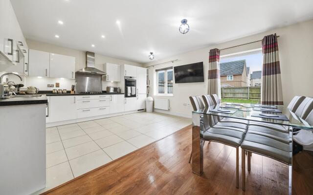 London Heathrow Living Holywell Service House A
