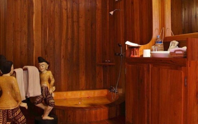 Shwe Inn Tha Floating Resort Hotel