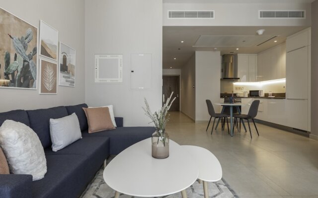 Urban Apartment in Marina Gate, Central Location!