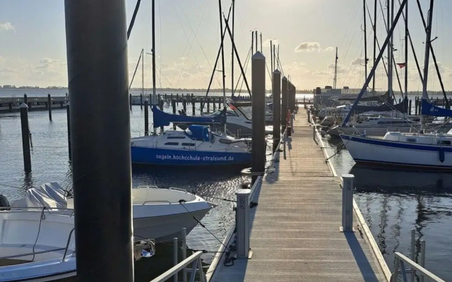 Houseboat Harmony
