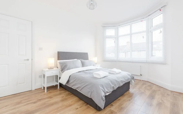 Modern & Spacious 3BR Terraced House