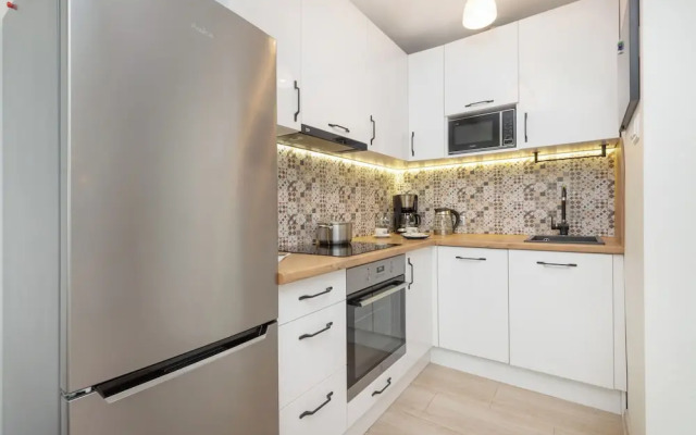 Gdansk Apartment With Desk by Renters