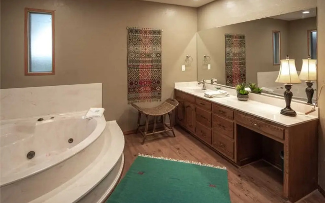 Majestic Retreat - Four Bedroom Cabin