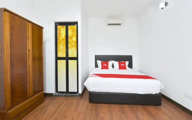 OYO 90869 Hotel Madeena Inn
