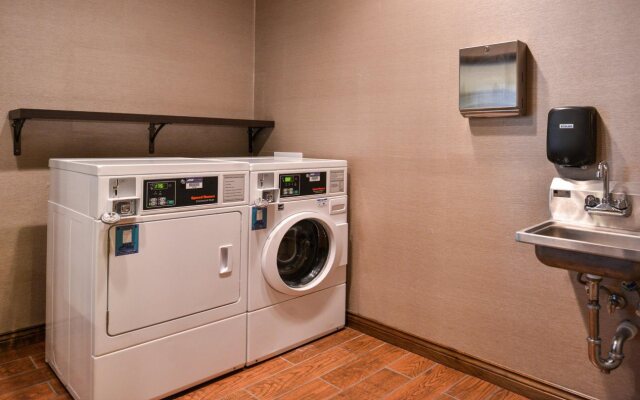 Holiday Inn Express & Suites Topeka West I-70 Wanamaker by IHG