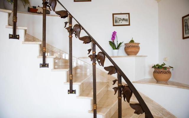 Villa Savina - Elegant Family Villa Overlooks Amalfi Coast -