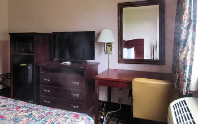 Econo Lodge Inn & Suites