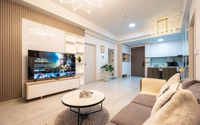 Happy Light Apartment in the Cardinal Court