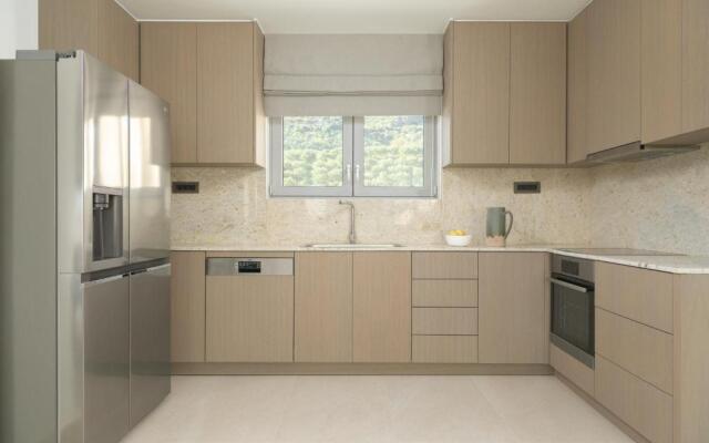 ViveVerde Villa, featuring 3 Pools - Walking distance to Beach & Shops, By ThinkVilla