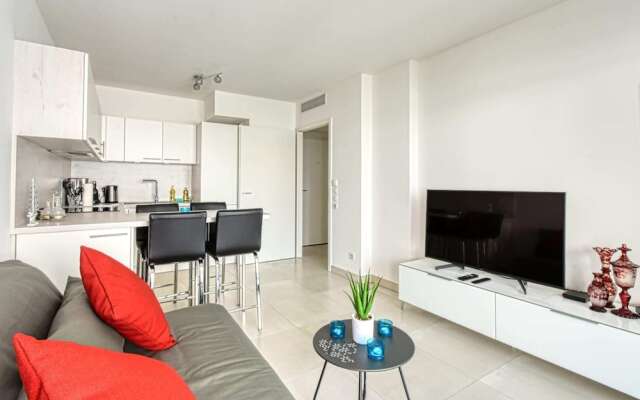 Modern Apartment With Private Balcony, Near Palais