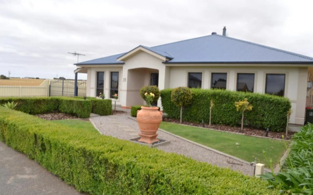 Stan Breeze: Elegant Family Retreat