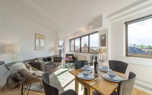 The Snug Spot - Fitzrovia - By Frankie Says