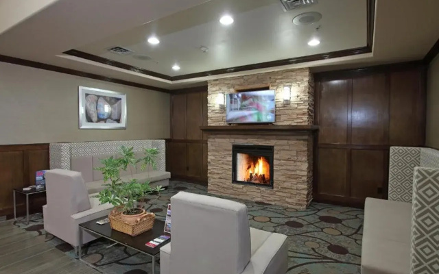 Holiday Inn Express & Suites - Vernon by IHG