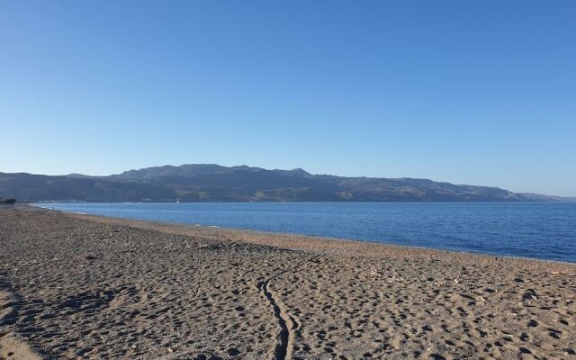 Odos Oneiron Tavronitis Bay