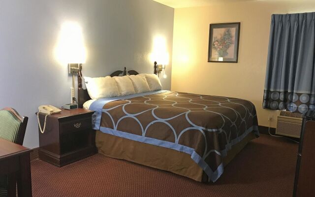 Super 8 by Wyndham Galesburg
