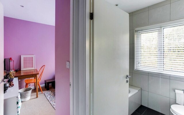 Bright 3 Bedroom Trendy Home by Hampstead