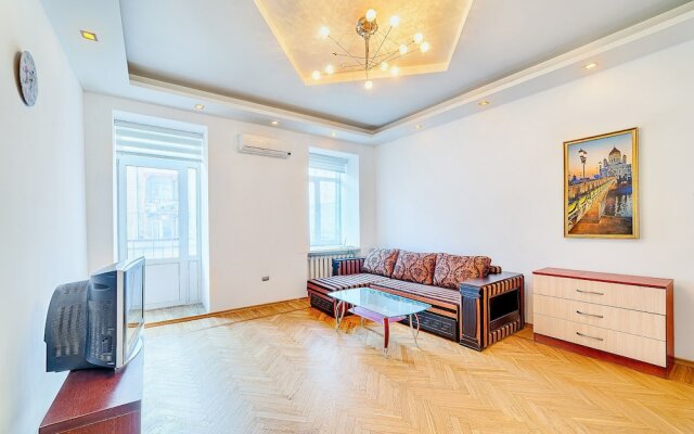 3 Bedroom Apartment near Deribasovskaya
