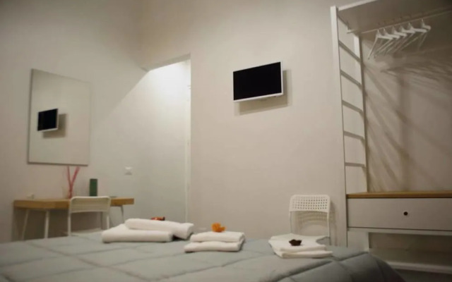 * 1 * 7 * 4 * Via Roma, Rooms Breakfast, B&B
