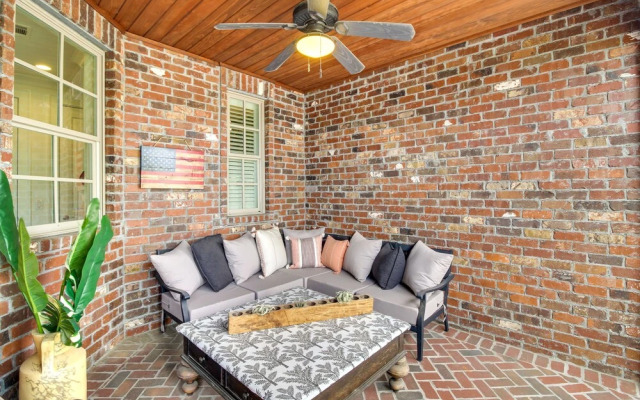 Charming Savannah Townhome - 1 Block to Riverwalk!