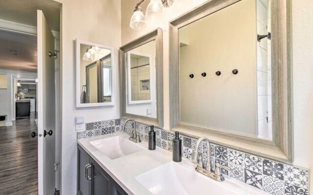 Modern Phoenix Home: Poolside Family Retreat!