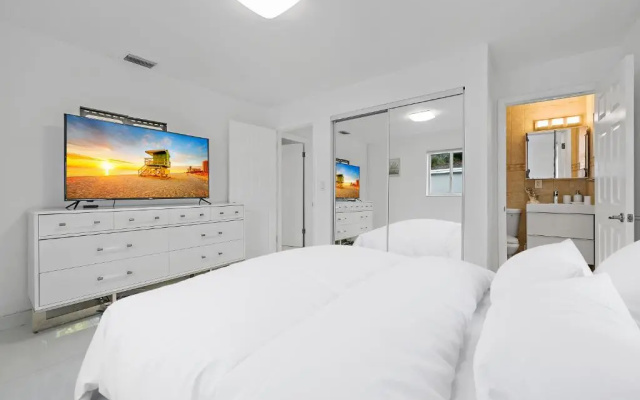 **Modern 3Bedroom W/ Stunning Backyard Area**