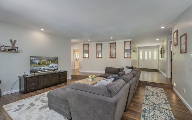 Family Cabin 5 Bedroom Home by NW Comfy Cabins