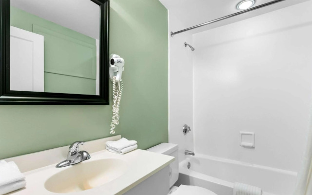 Rodeway Inn Gorham Riverside