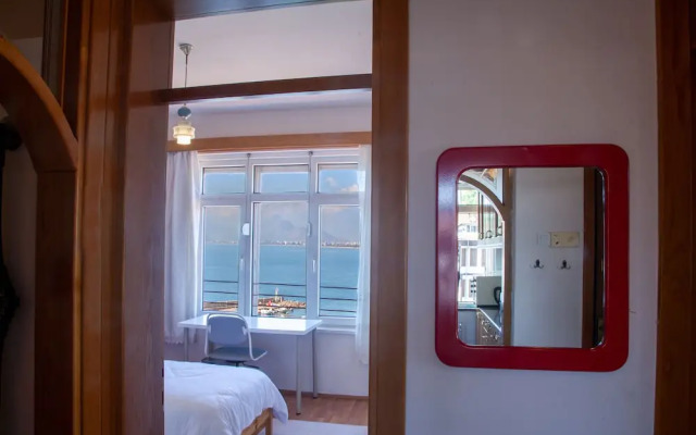 Aheste_simple Sea View Flat in Lovely Old Town