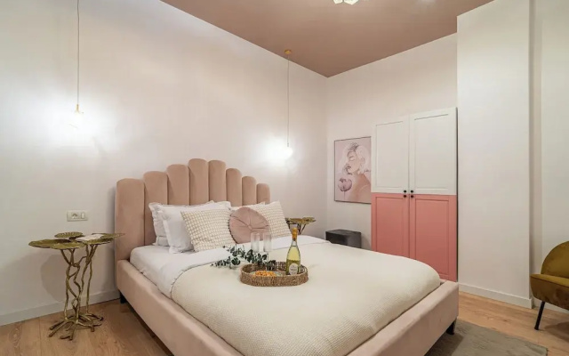 Designer 2-Bedroom Flat with Balcony & Full Amenities Steps from Piata Universitatii