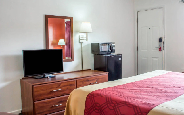 Econo Lodge University