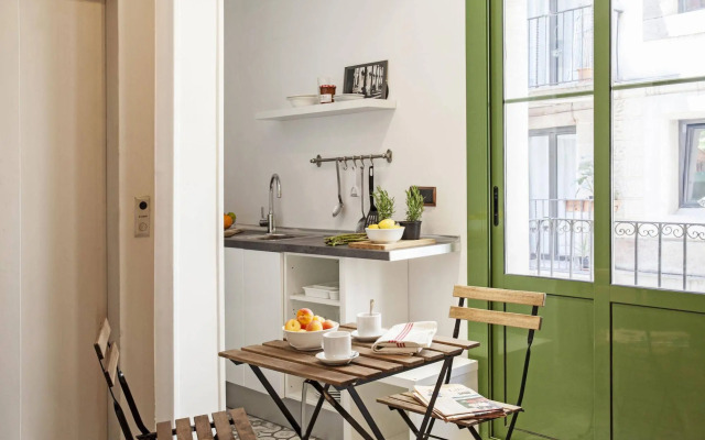 Ainb Born-damas Apartments