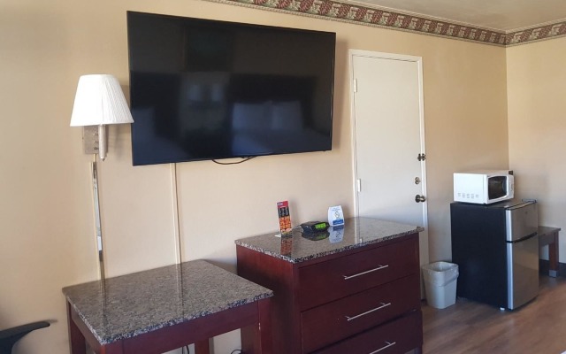 Travelodge by Wyndham Costa Mesa Newport Beach Hacienda