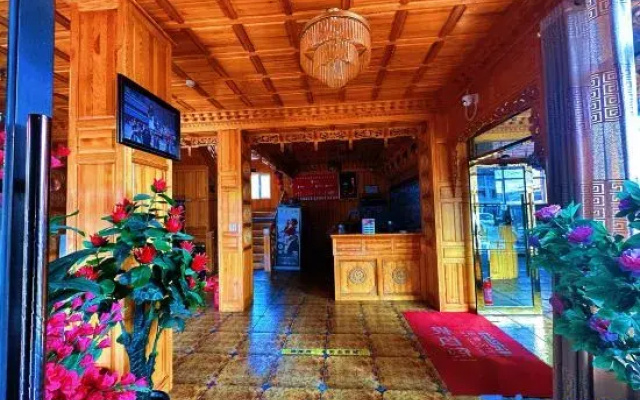 Tangge Yangqu Folklore Hotel